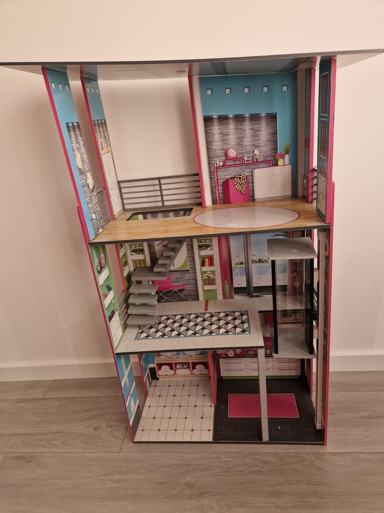 Mooie grote stevige poppen/barbie huis, Kinderen en Baby's, Speelgoed | Poppenhuizen, Ophalen, Poppenhuis