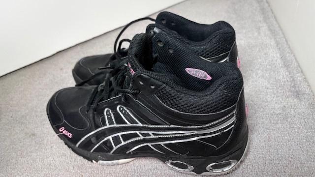 Korfbal / sport schoenen Asics maat 42, Ophalen, Zo goed als nieuw, Schoenen