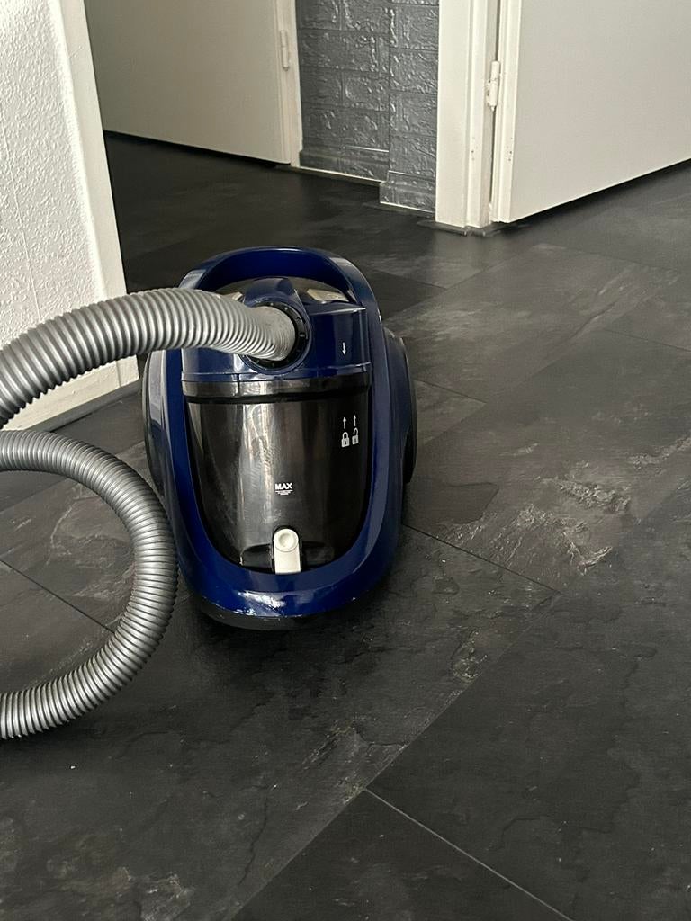 Stofzuiger 2400 wat zonderzak goed zuigkracht, Witgoed en Apparatuur, Stofzuigers, Ophalen of Verzenden, Zo goed als nieuw, Minder dan 1200 watt