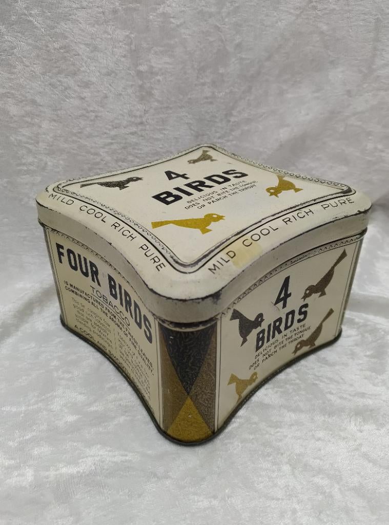 Four birds tobacco blik, Verzamelen, Rookartikelen, Aanstekers en Luciferdoosjes, Verzenden, Gebruikt, Tabaksdoos of Verpakking