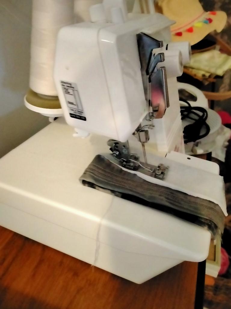 Bernina cover lock machine, FUNLOCK 009DCC. als nieuw, Hobby en Vrije tijd, Naaimachines en Toebehoren, Ophalen of Verzenden, Zo goed als nieuw