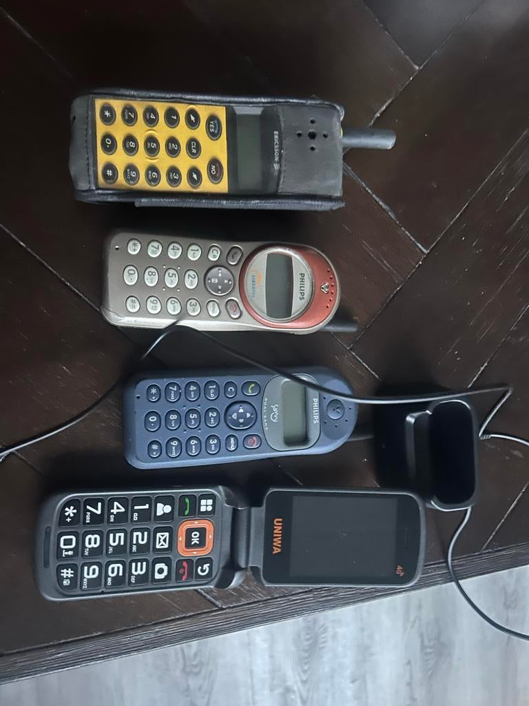 Oude GSM Collectie - Ericsson, Philips, Uniwa, Gebruikt, Ophalen of Verzenden, Minder dan 3 megapixel, Klassiek of Candybar