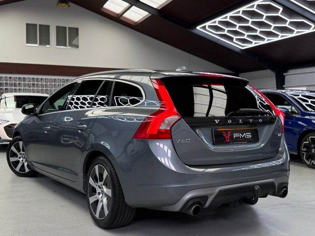 Volvo V60 2.0 T4 R-Design Camera Schuifdak Trekhaak, Gebruikt, 1969 cc, Handgeschakeld, 1600 kg