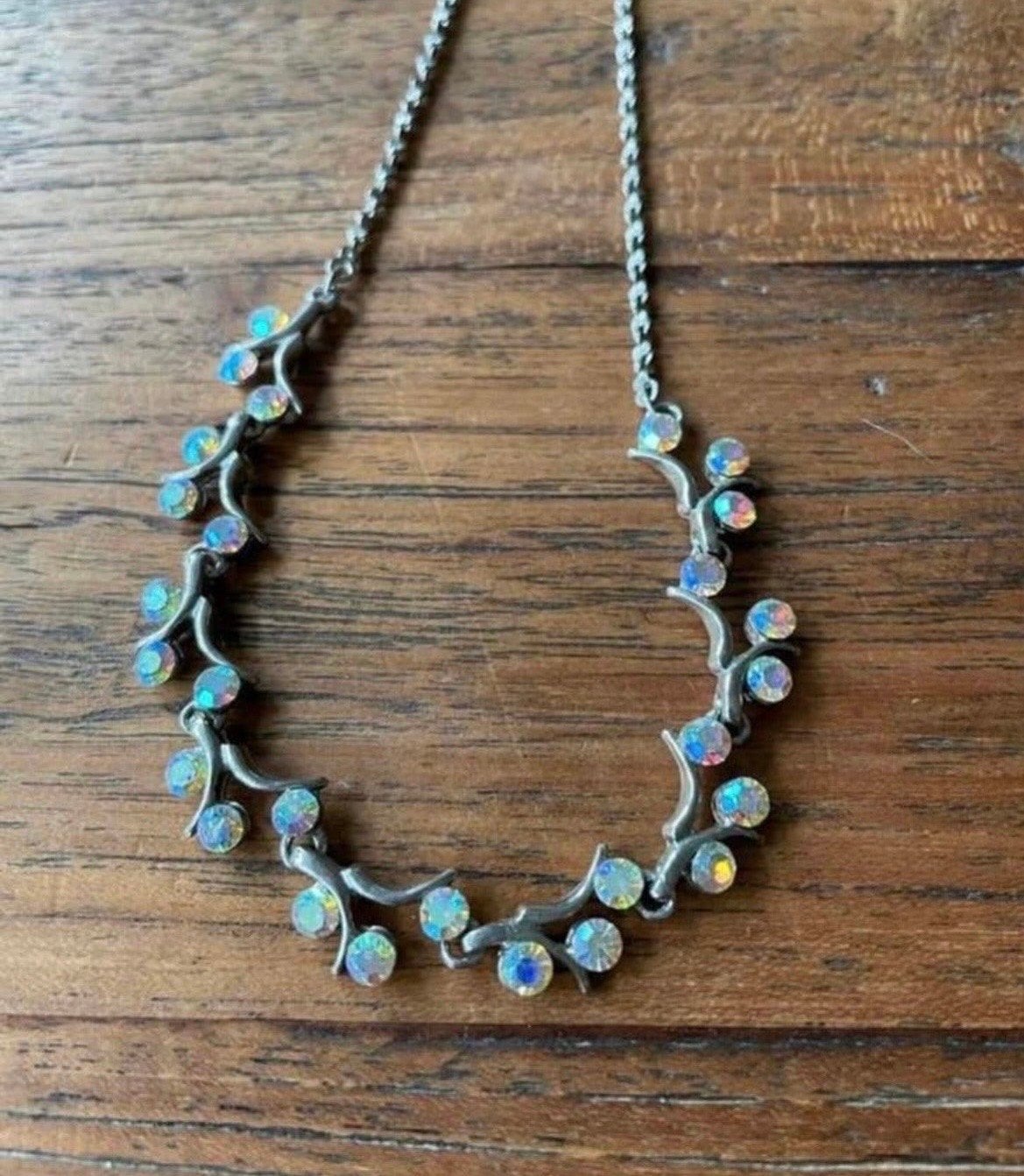 Mooie ketting met iriserende kristallen, Met kristal, Overige materialen, Gebruikt, Ophalen of Verzenden