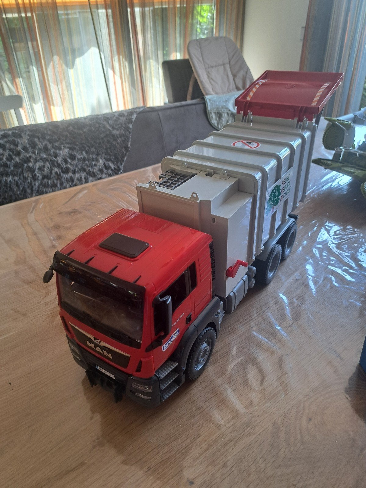 Bruder MAN Vuilniswagen met containers, Ophalen of Verzenden, Zo goed als nieuw