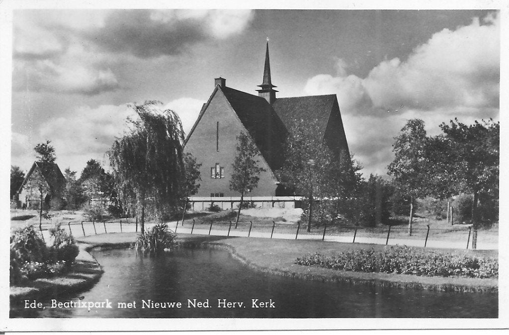 Ansichtkaart Ede, Beatrixpark met Nieuwe Ned. Herv. Kerk, Verzamelen, Ophalen of Verzenden, 1940 tot 1960, Ongelopen, Gelderland