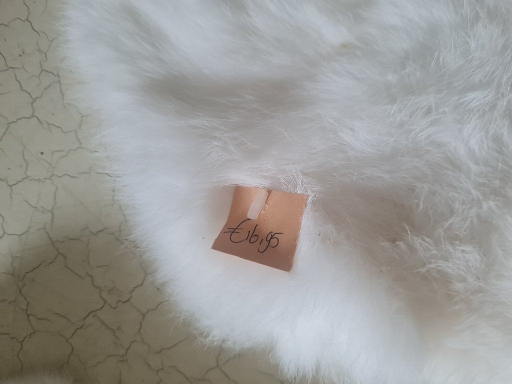 Nieuwe witte fluffy konijnen vachten p/st 12.95, Huis en Inrichting, Heikant 21 Kaatsheuvel, Belle Vieille Brocante, Nieuw, Ophalen of Verzenden