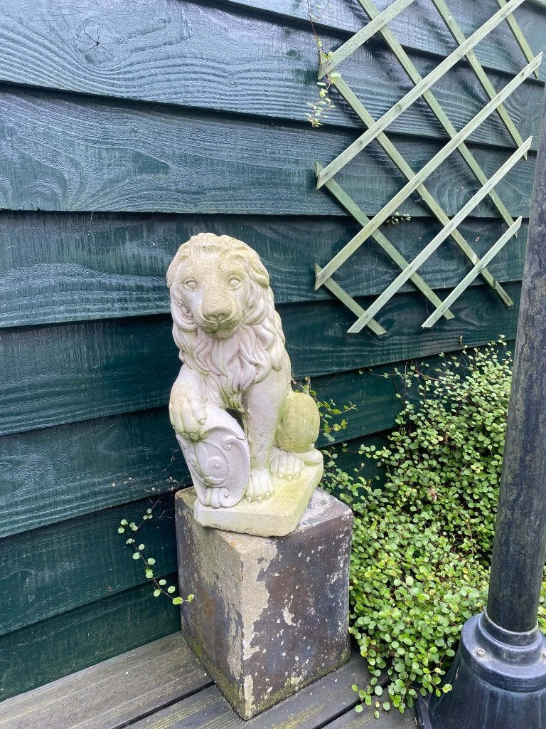 Leeuw beton, op betonnen sokkel. Beeld hoogte 42 cm., Tuin en Terras, Ophalen, Gebruikt, Dierenbeeld