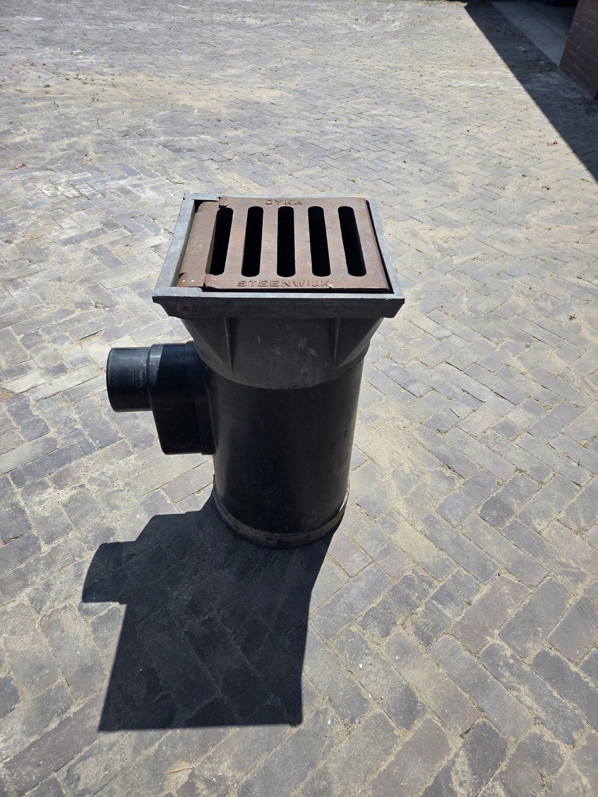 DYKA Steenwijk Afvoerput met rooster straatkolk, Afvoer, Gebruikt, Pvc, Ophalen of Verzenden