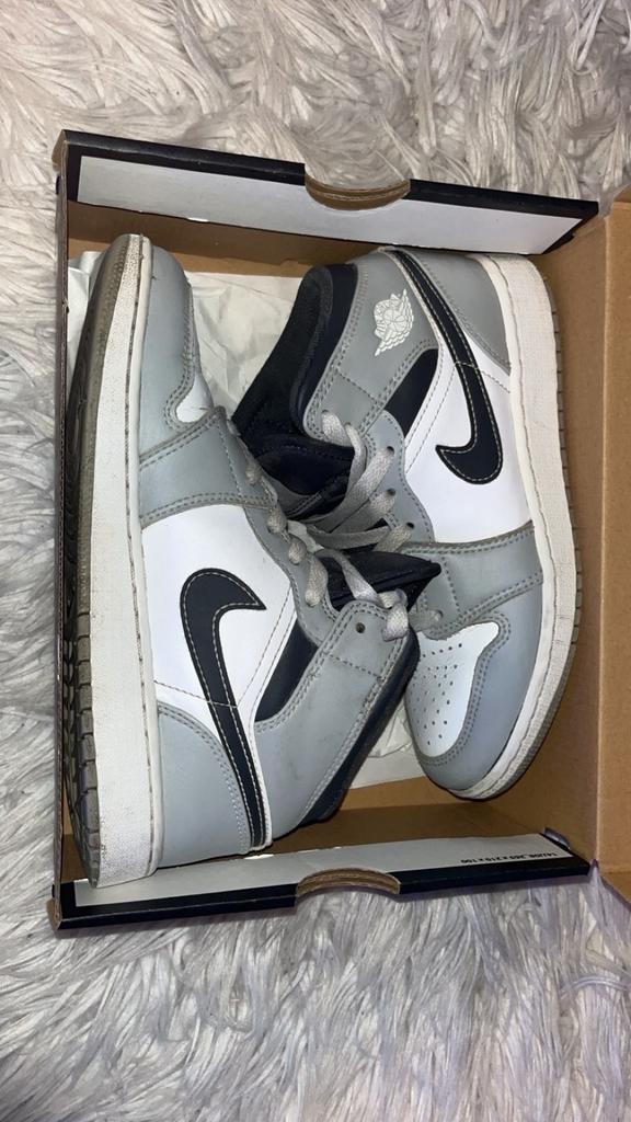 Nike Air Jordan 1 Mid Light Smoke Grey, Kleding | Dames, Schoenen, Ophalen of Verzenden, Gedragen, Grijs, Sneakers of Gympen