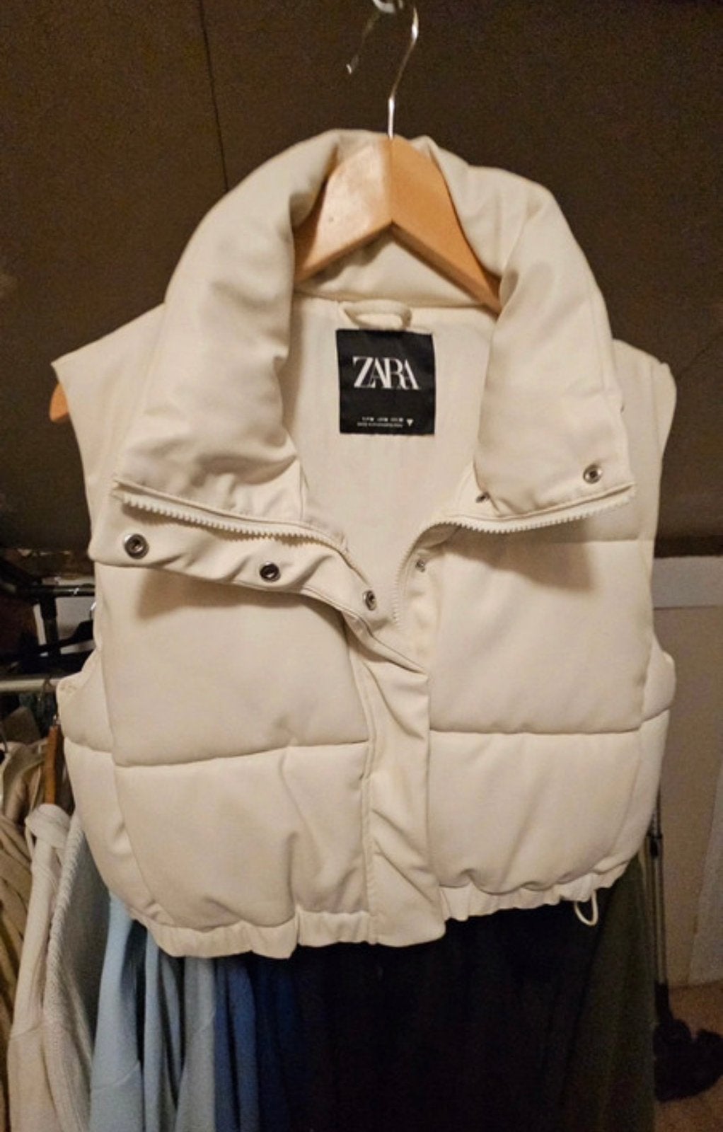 Zara korte bodywarmer creme kleurig maat M, Kleding | Dames, Bodywarmers, Ophalen of Verzenden, Zo goed als nieuw, Maat 38/40 (M)