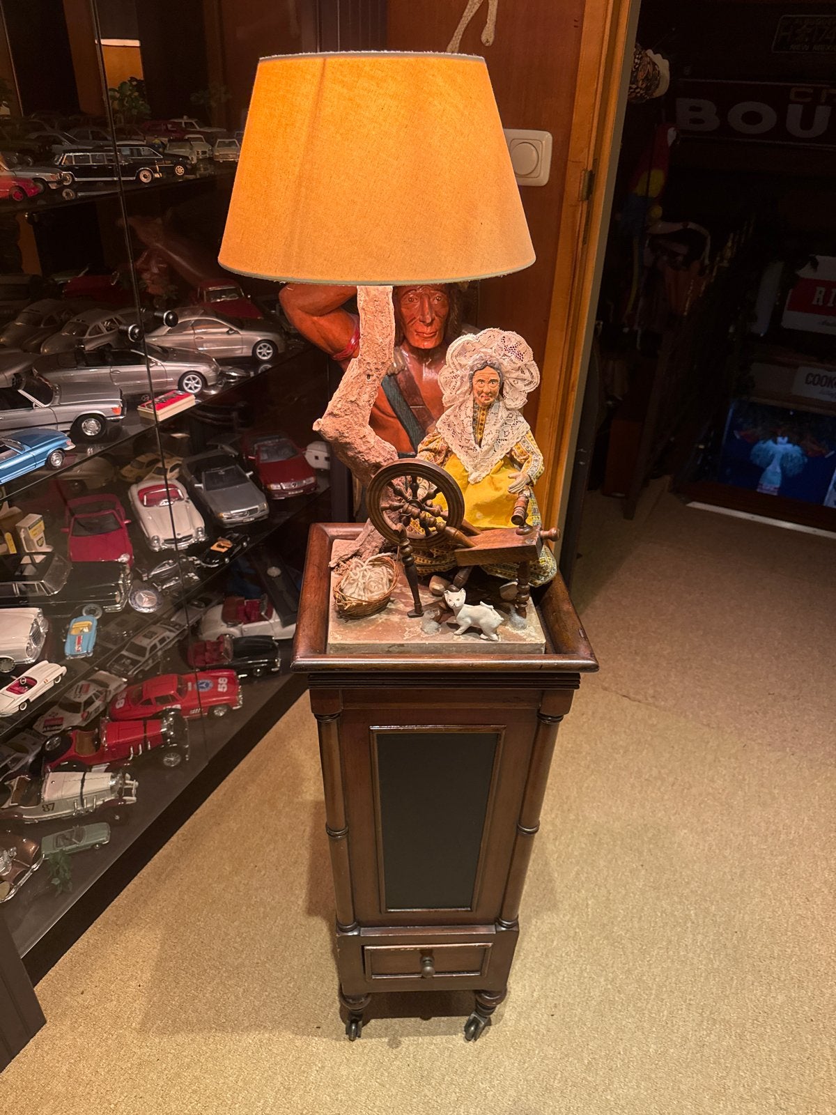 Antieke mechanische lamp met spinnenwiel en figuur, Verzamelen, Automaten | Overige, Ophalen
