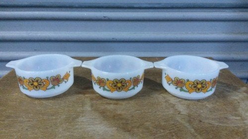 Schaaltjes, retro, wit met decoratie van bloemen, rond, 3 st, Ophalen of Verzenden