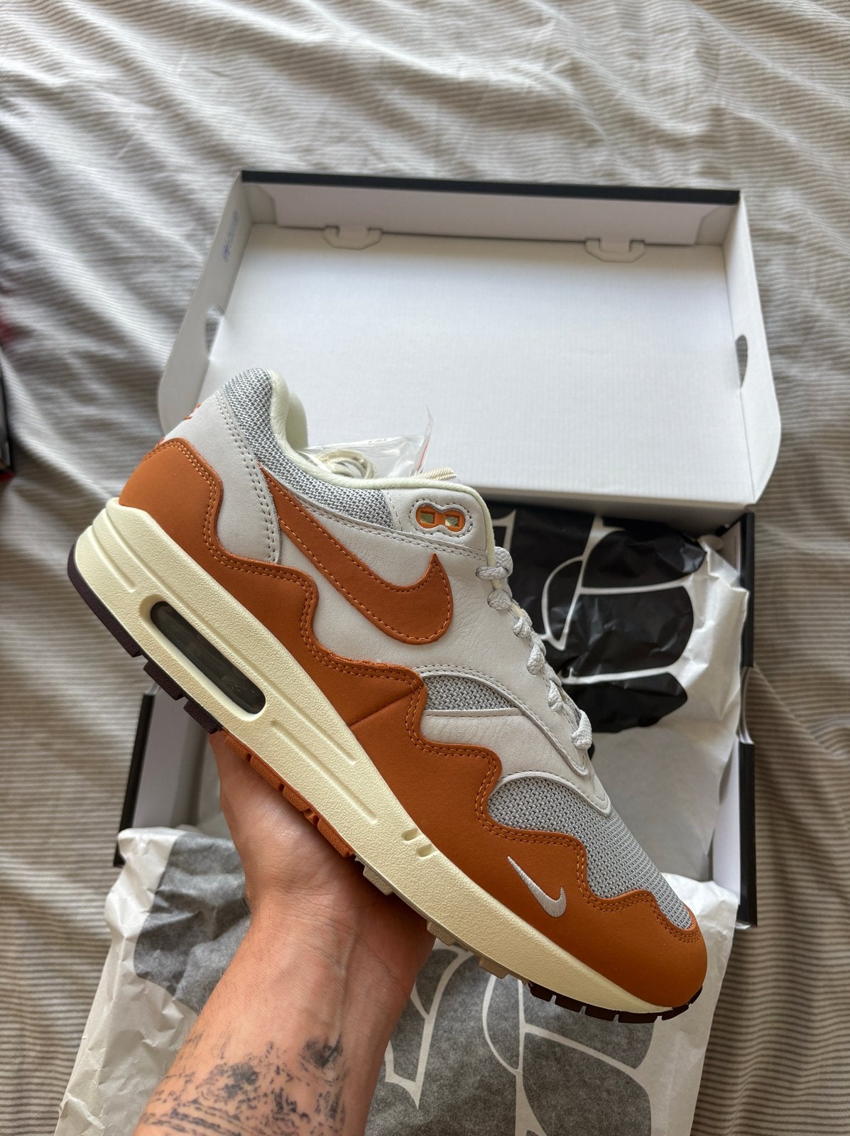 Nike Air Max 1 x Patta Monarch - Maat 45 - Nieuw in doos, Ophalen of Verzenden, Nieuw, Overige kleuren, Sneakers of Gympen
