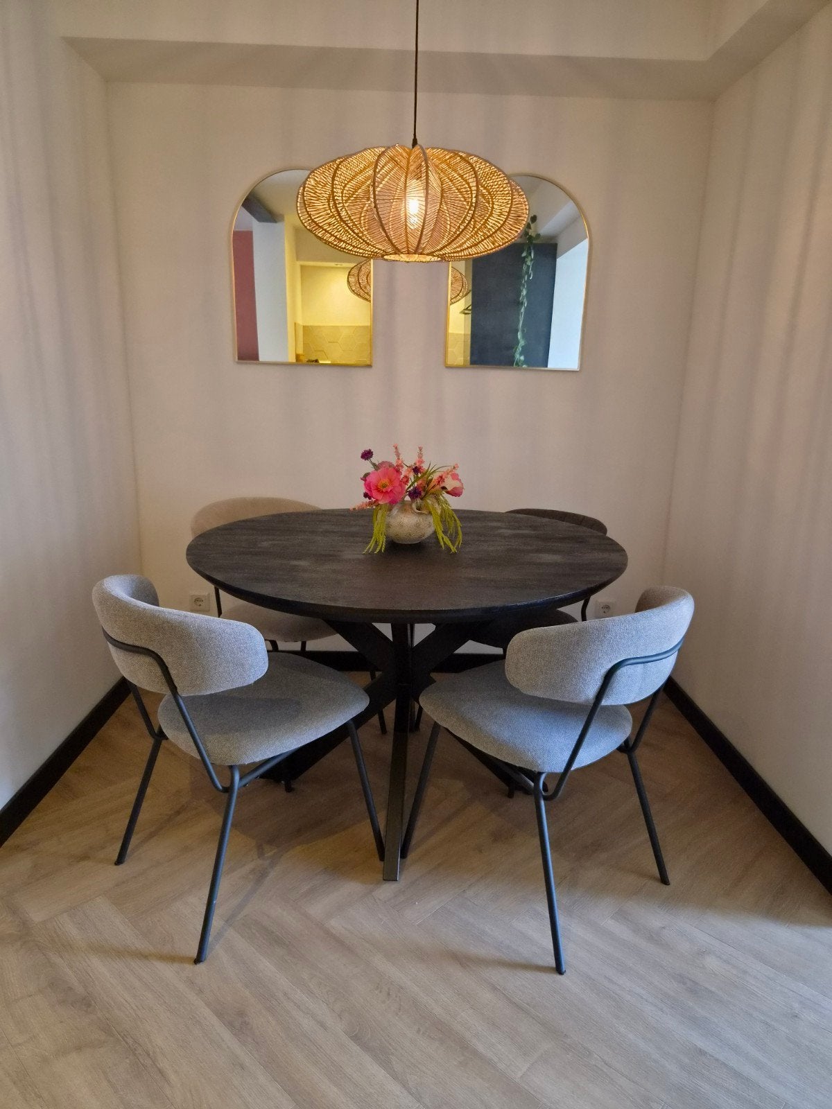 Zwarte ronde eettafel 120cm + 4 stoelen, Ophalen, Gebruikt, Laminaat, Grijs