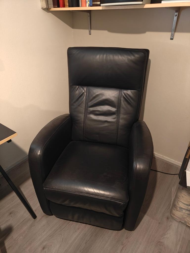 Comfortabele donkerblauwe leren relaxfauteuil, Huis en Inrichting, Fauteuils, Ophalen, Gebruikt, Modern, Comfort, 50 tot 75 cm