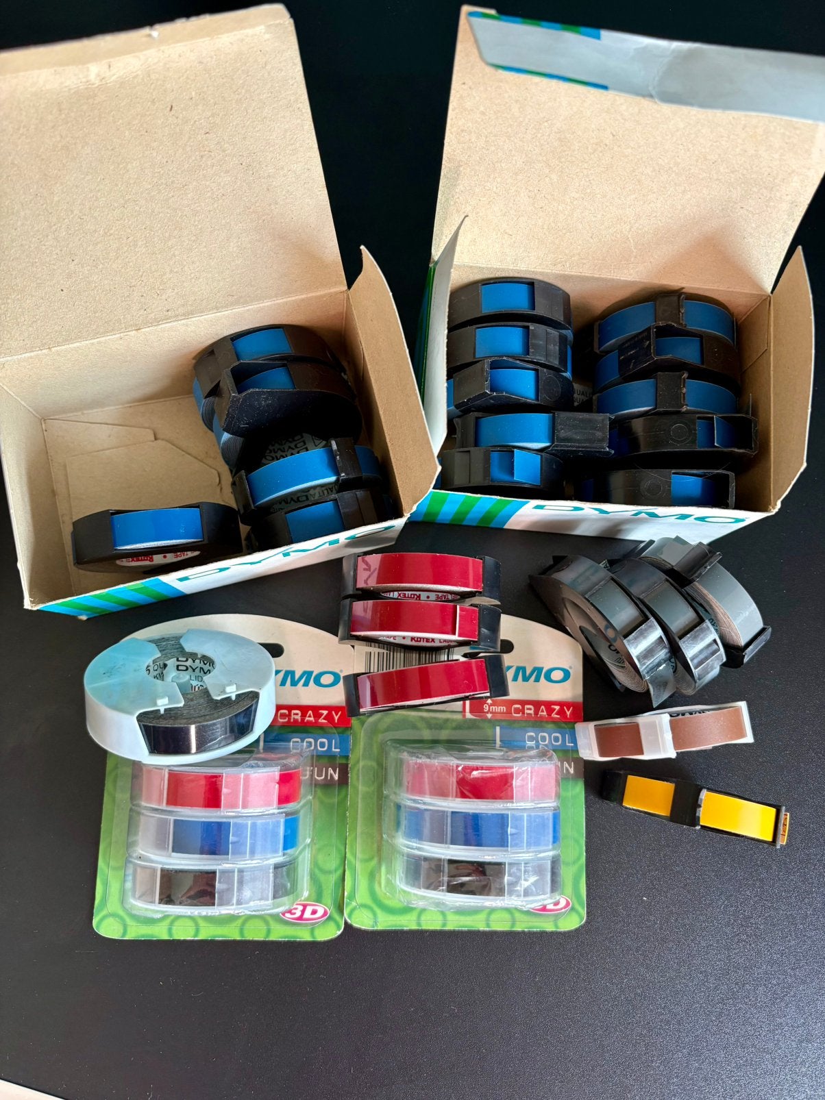 Grote partij embossing tape - 30 rollen (DYMO & Rotex) - 9mm, Zelfklevend, Overige typen, Meerkleurig, Ophalen of Verzenden