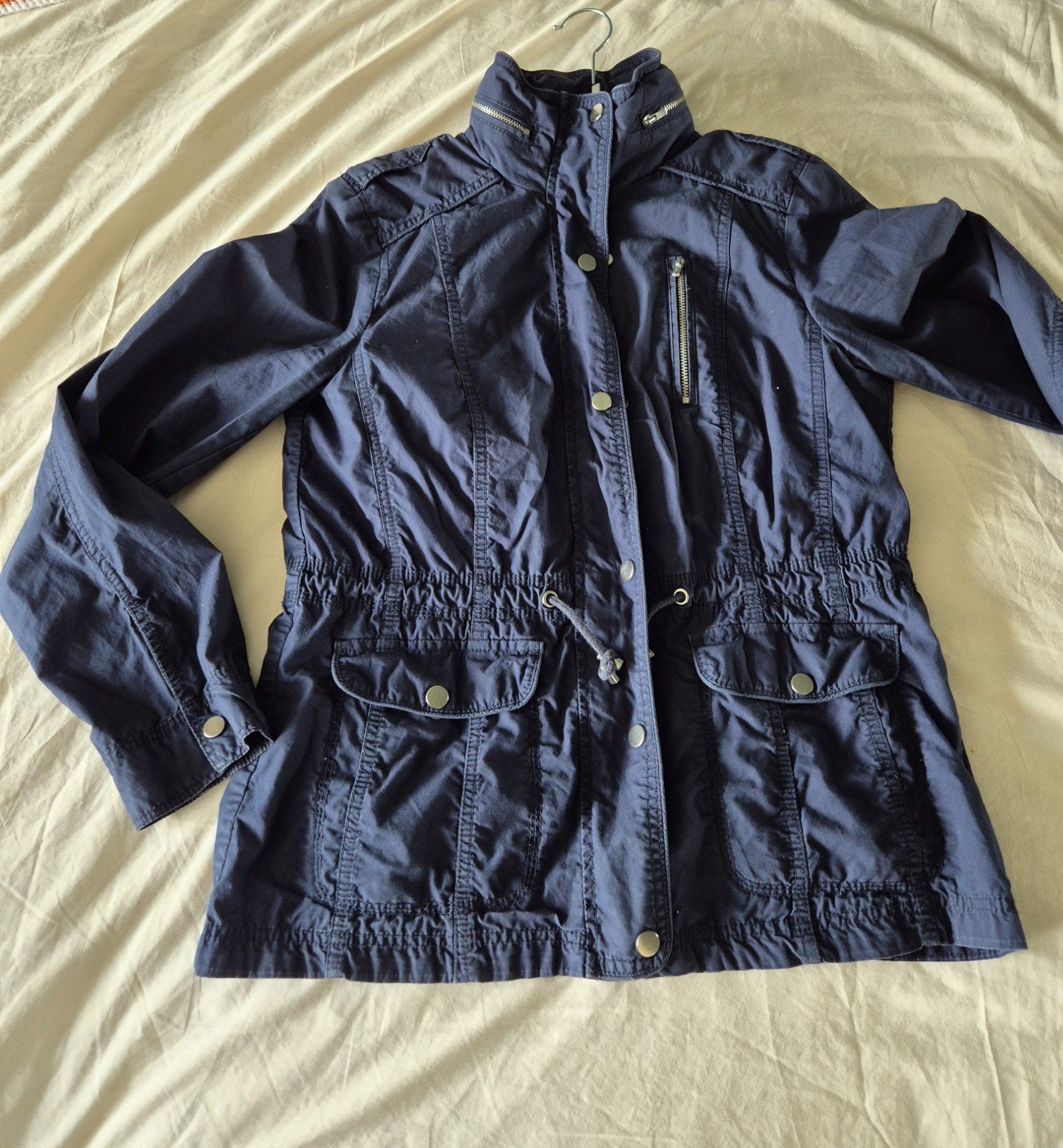 Donkerblauwe damesjas met capuchon maat 38, Maat 38/40 (M), Blauw, Ophalen of Verzenden, Gedragen