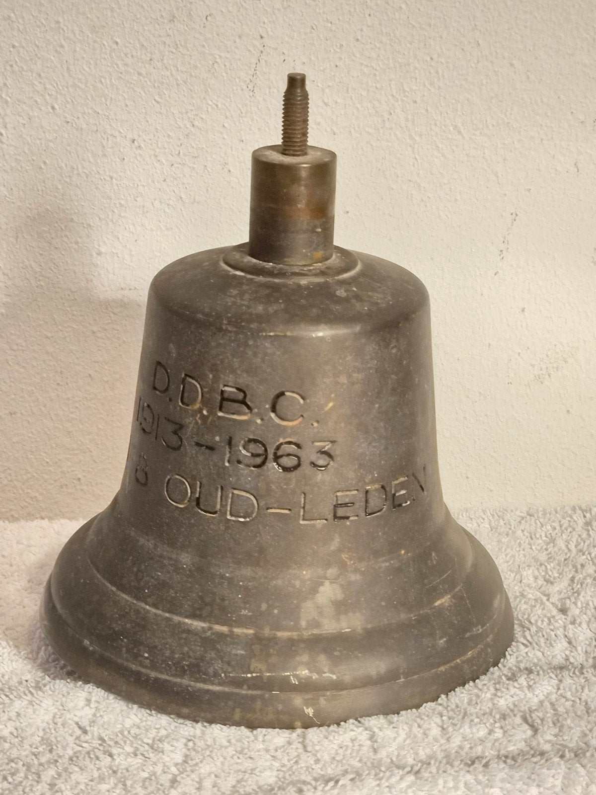 Antieke bronzen scheepsbel met klepel - D.D.B.C. 1913-1963, Verzenden