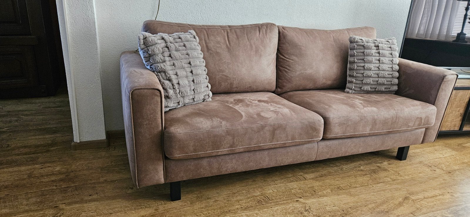 Moderne taupe bank met losse rugkussens en metalen pootjes, Ophalen, Driepersoons, 75 tot 100 cm, Zo goed als nieuw