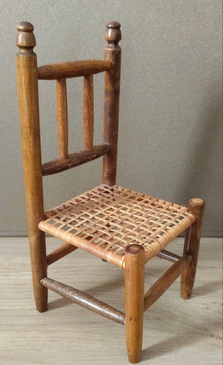 Vintage Miniatuur Houten Stoel met Rotan Zitting-Poppenstoel, Verzenden, Zo goed als nieuw