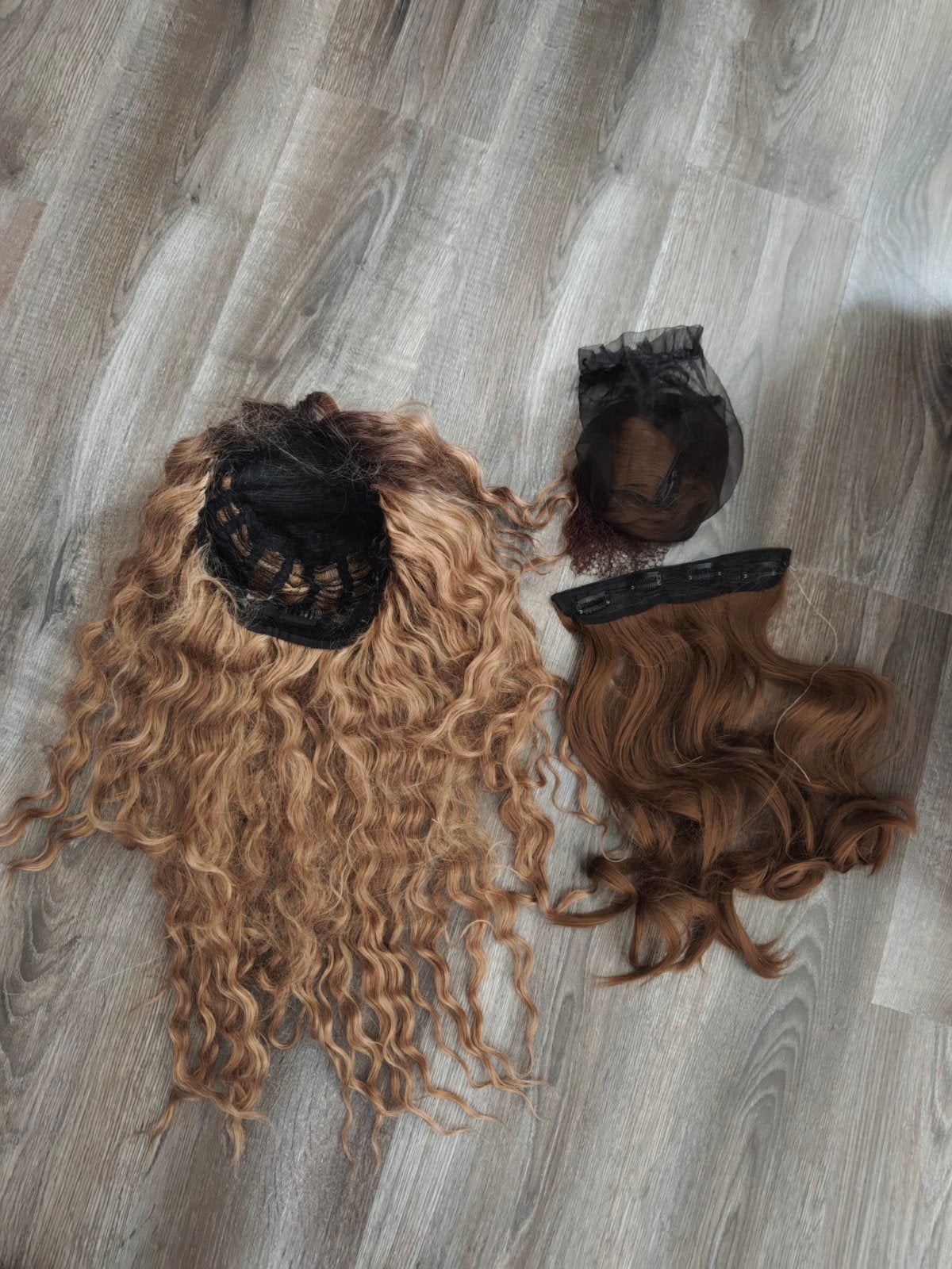 Pruik en haar matjes - Lichtbruin krullend haar en golvend., Sieraden, Tassen en Uiterlijk, Uiterlijk | Haarverzorging, Ophalen
