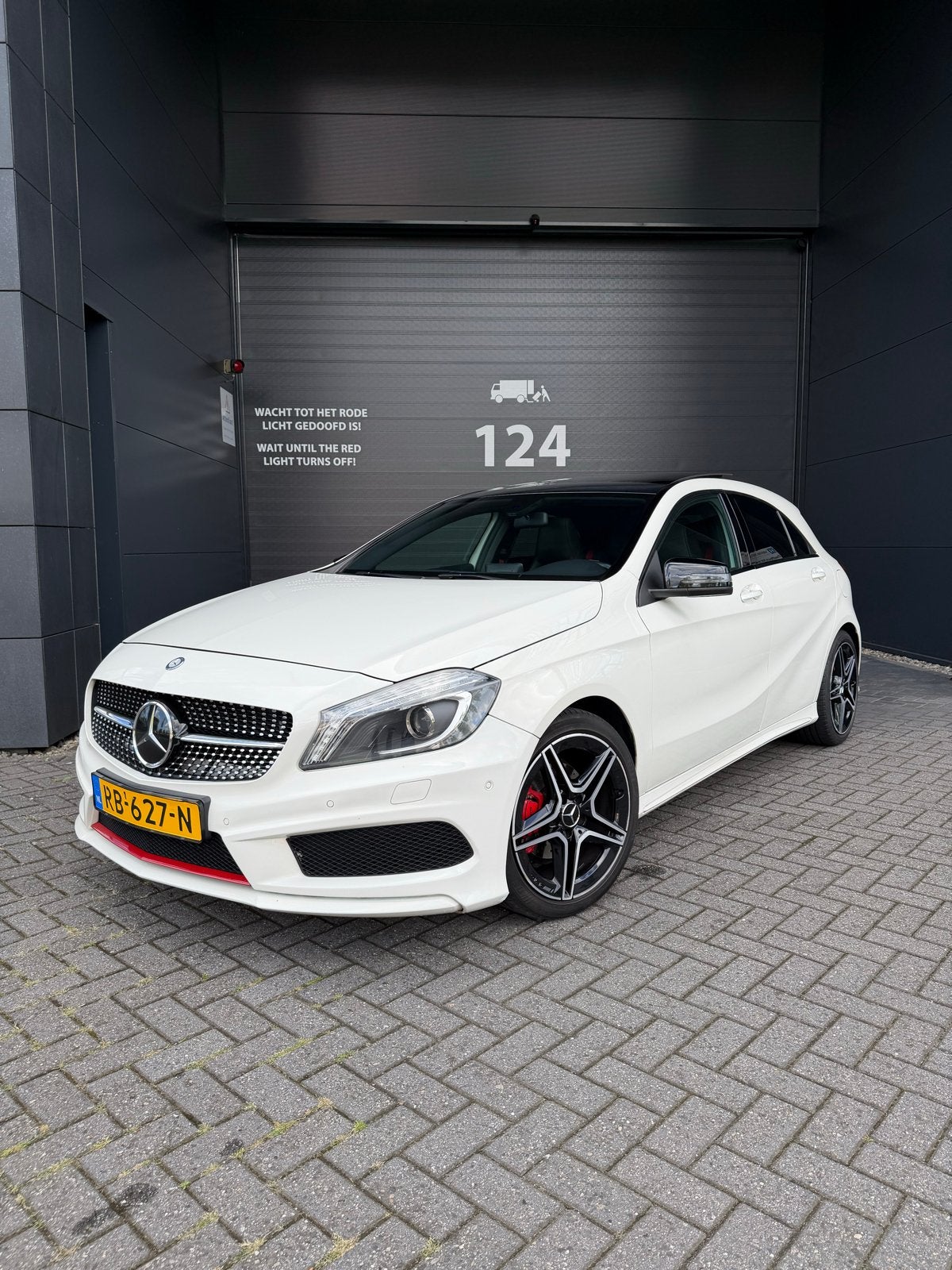 Mercedes-Benz A-Klasse A180 1.6 Blue Efficiency 2015 Wit, Auto's, Voorwielaandrijving, Zwart, 4 cilinders, Leder en Stof