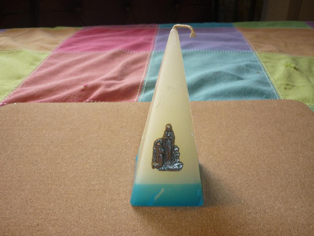 Antieke souvenir kaars met afbeelding meisje bij Maria, Antiek en Kunst, Ophalen of Verzenden