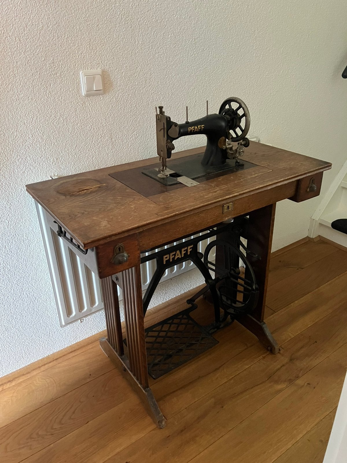 PFAFF naaimachine ingebouwd in bureau met voetpedaal, Ophalen