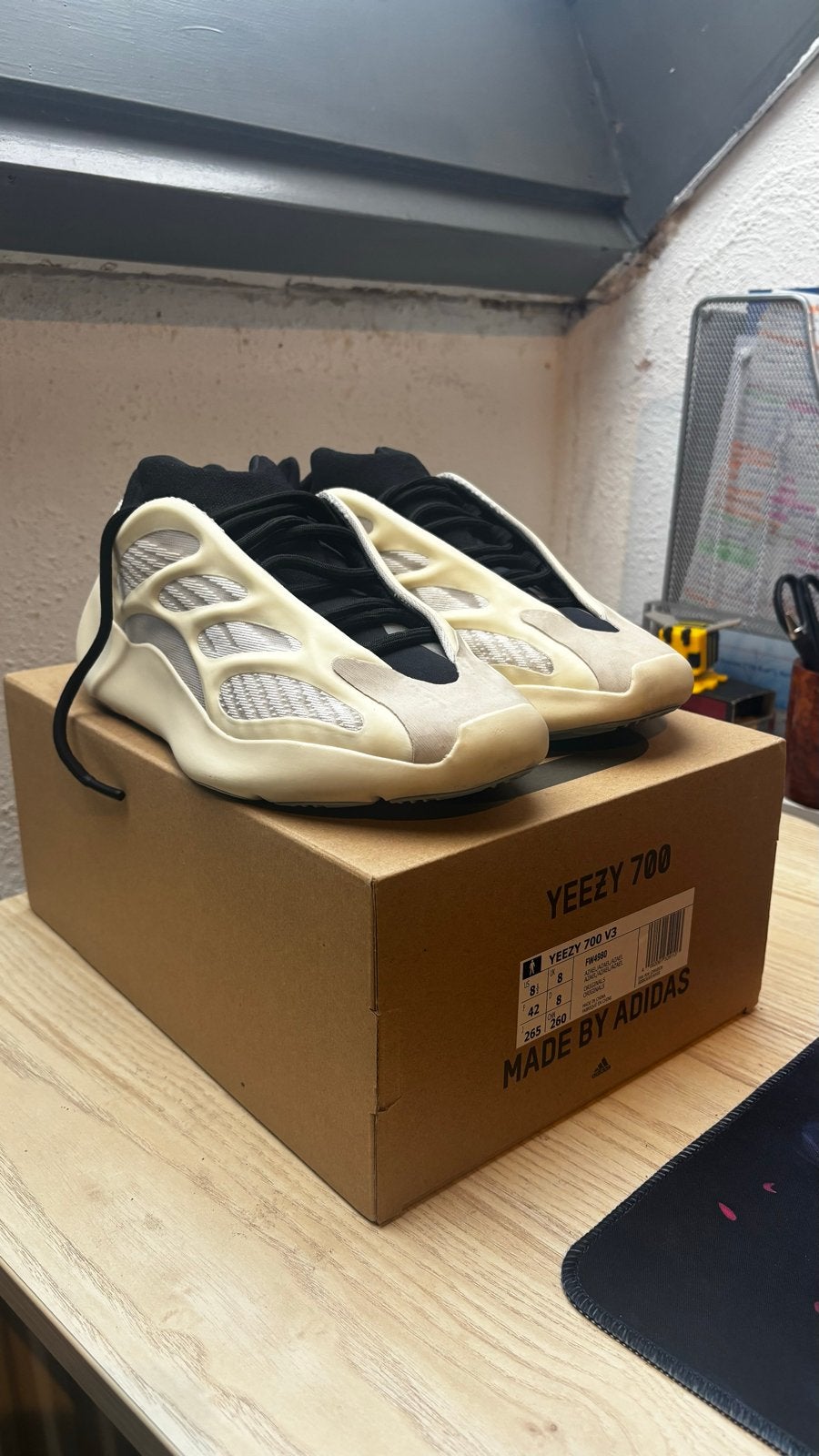 Adidas Yeezy 700 V3 Azael - Maat 42, Ophalen of Verzenden, Zo goed als nieuw, Wit, Sneakers of Gympen