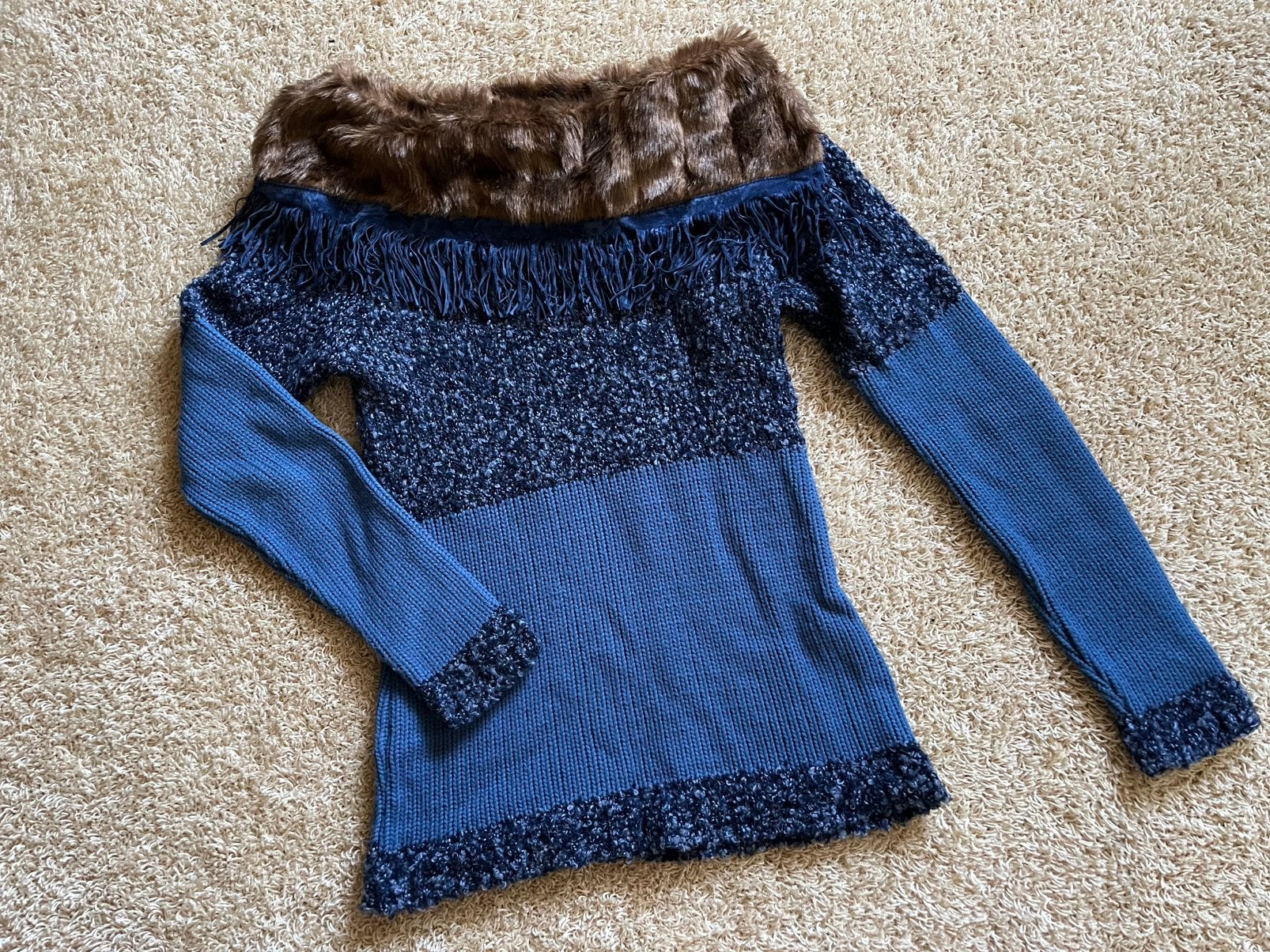 Luxe trui blauw met nep bont kraag en franje one size (m), Ophalen of Verzenden, Zo goed als nieuw, Maat 38/40 (M), Blauw