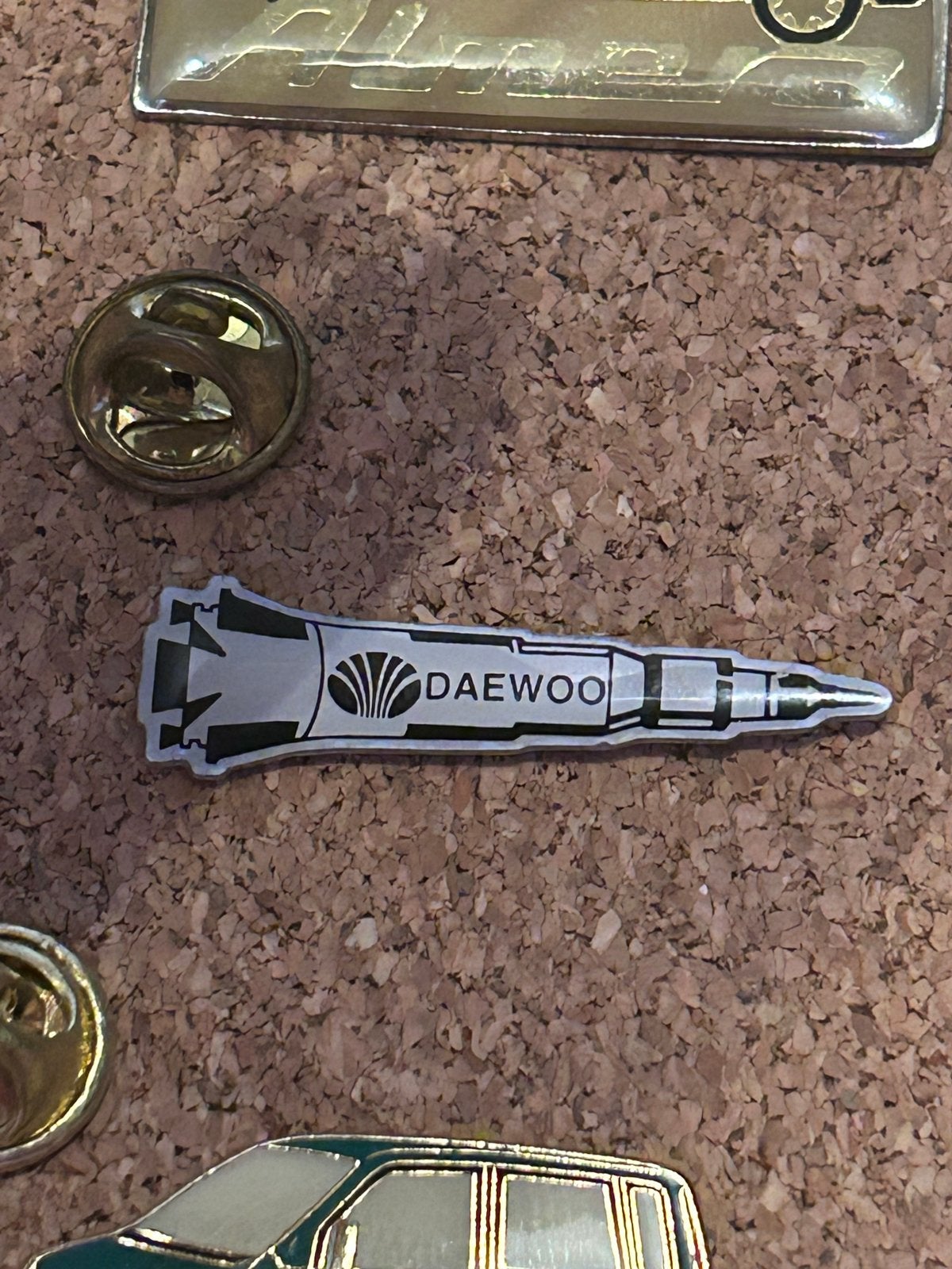 Pin Daewoo, Ophalen of Verzenden, Zo goed als nieuw, Transport, Speldje of Pin