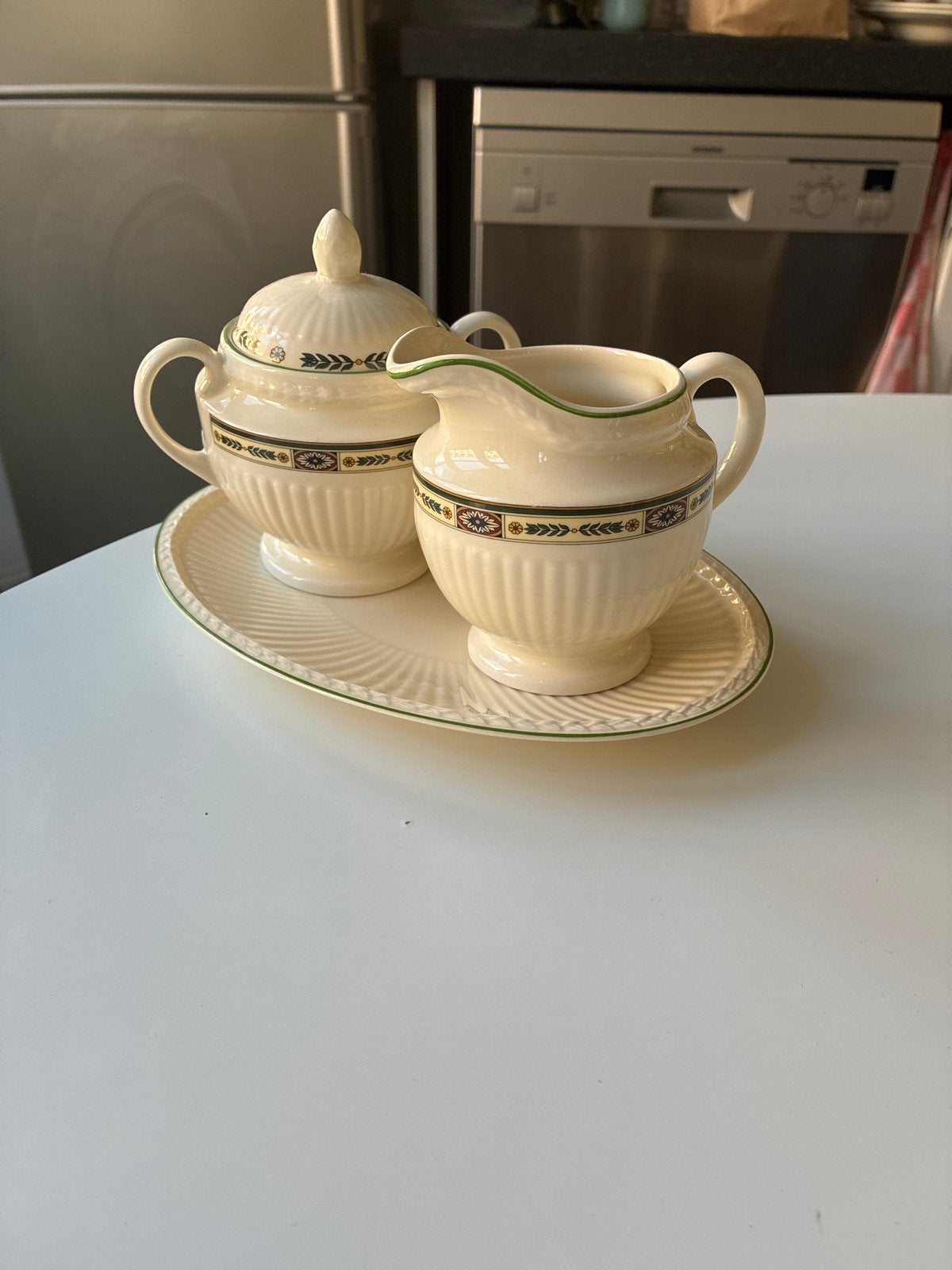 Wedgwood Queen's Ware Carlton Suikerpot, Melkkan en schaal, Overige typen, Ophalen of Verzenden, Zo goed als nieuw, Wedgwood