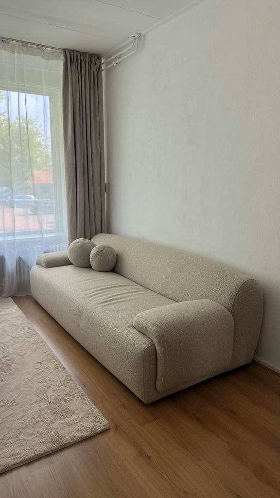 Stijlvolle beige bank van Sklum - Zo goed als nieuw, Huis en Inrichting, Banken | Bankstellen, Ophalen, 250 tot 300 cm, Driepersoons