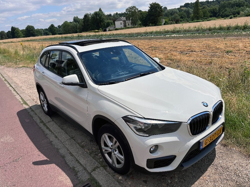 BMW X1 18D Luxe met PANO-DAK / nieuwe APK ROETFILTER EGR, Auto's, BMW, Euro 6, 4 cilinders, Wit, 24 km/l