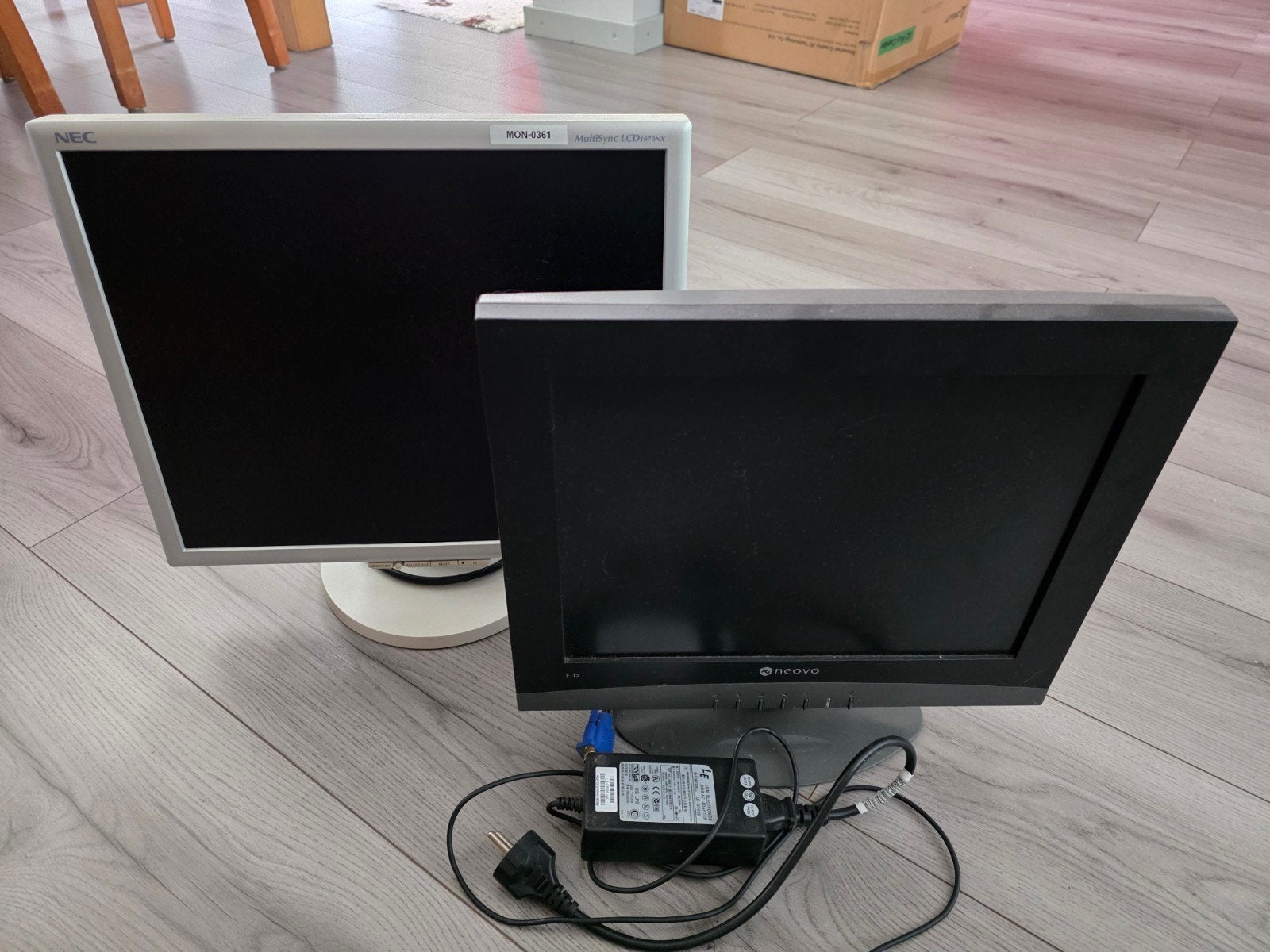 Twee monitoren: NEC en Neovo - Gratis af te halen, Computers en Software, Monitoren, Ophalen, Gebruikt, NEC, Neovo, Full HD