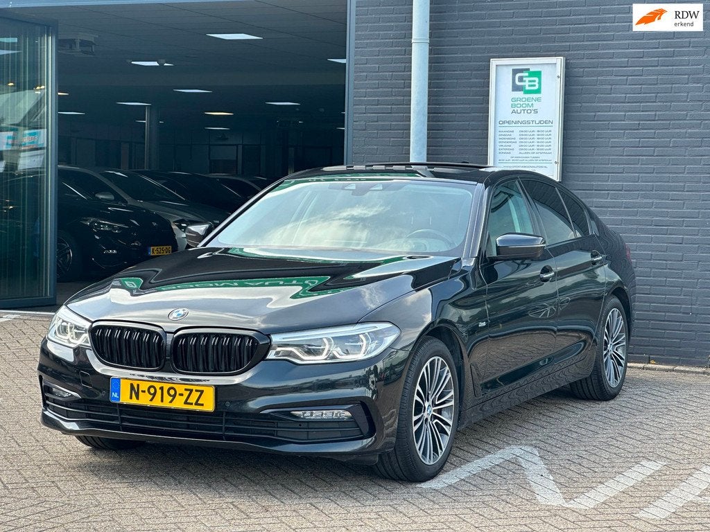 BMW 5-serie 530d xDrive High Executive/PANO-DAK/LEDER/NAVI/N, Auto's, BMW, Automaat, Gebruikt, 2000 kg, Zwart