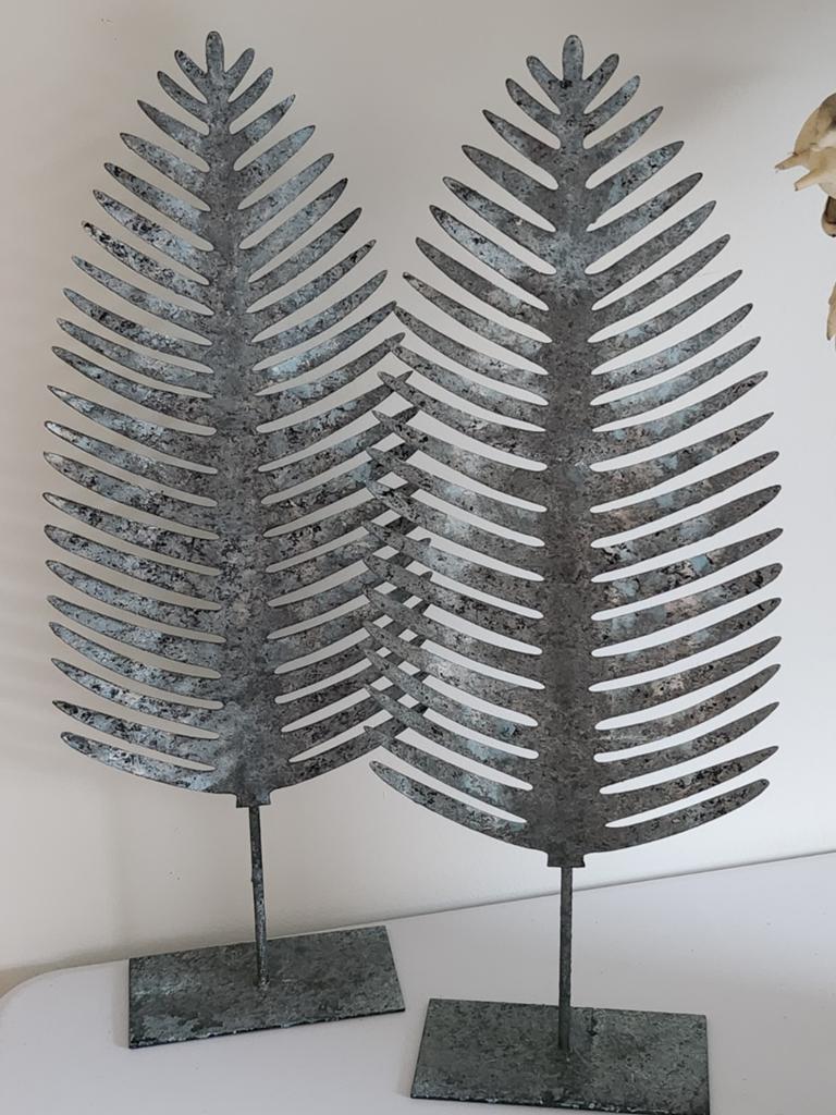 Decoratieve metalen palmbladeren op voet (set van 2), Ophalen of Verzenden, Zo goed als nieuw, Metaal, Grijs
