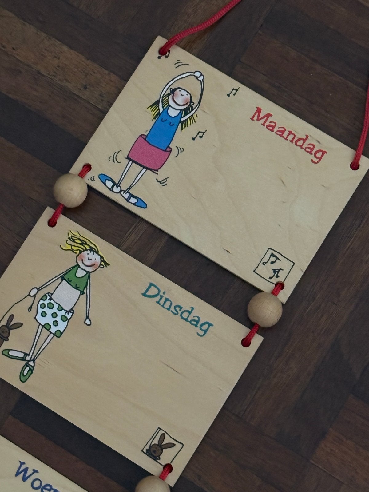 Houten Weekkalender met vrolijke illustraties, Ophalen of Verzenden, Dagkalender, Zo goed als nieuw