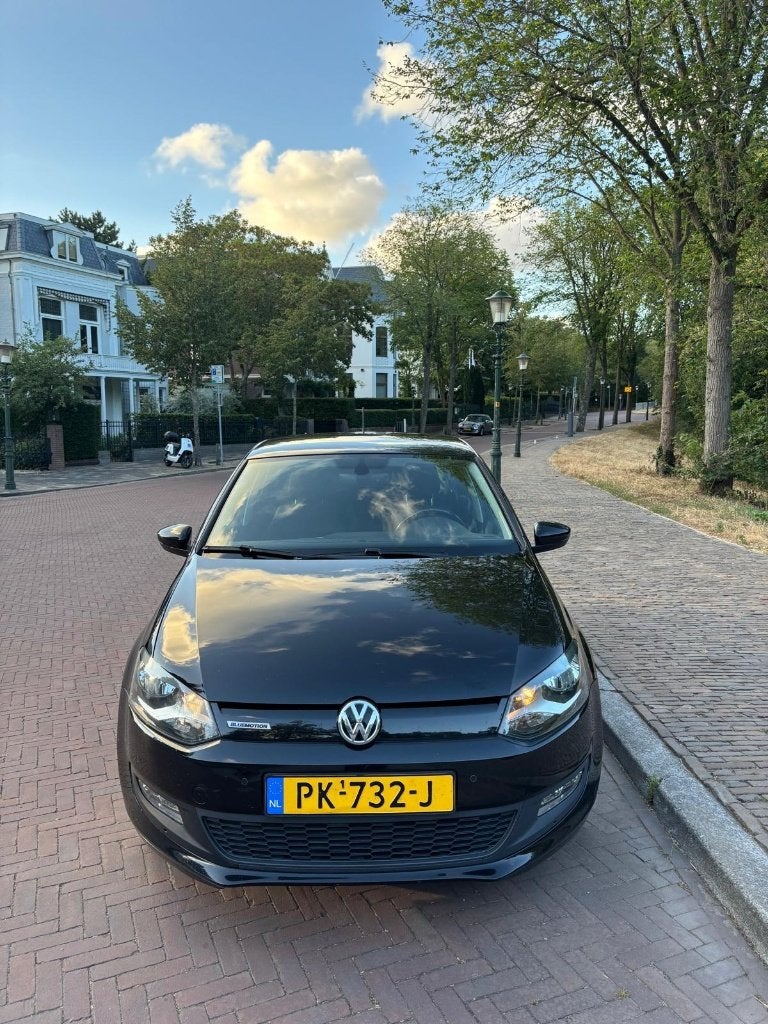 Volkswagen Polo 1.0 TSI 95PK 5D Bluemotion 2017 Zwart, Auto's, Voorwielaandrijving, Stof, 40 €/maand, 95 pk