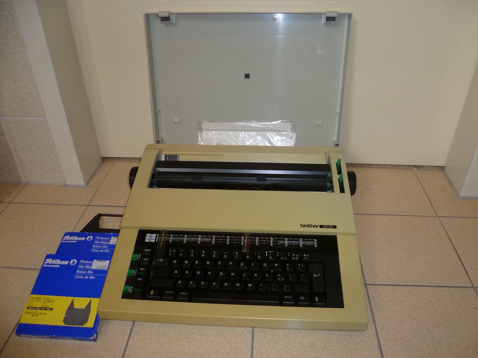 Elektrische typemachine + 2 inktlinten, voor de liefhebbers., Ophalen of Verzenden, Zo goed als nieuw