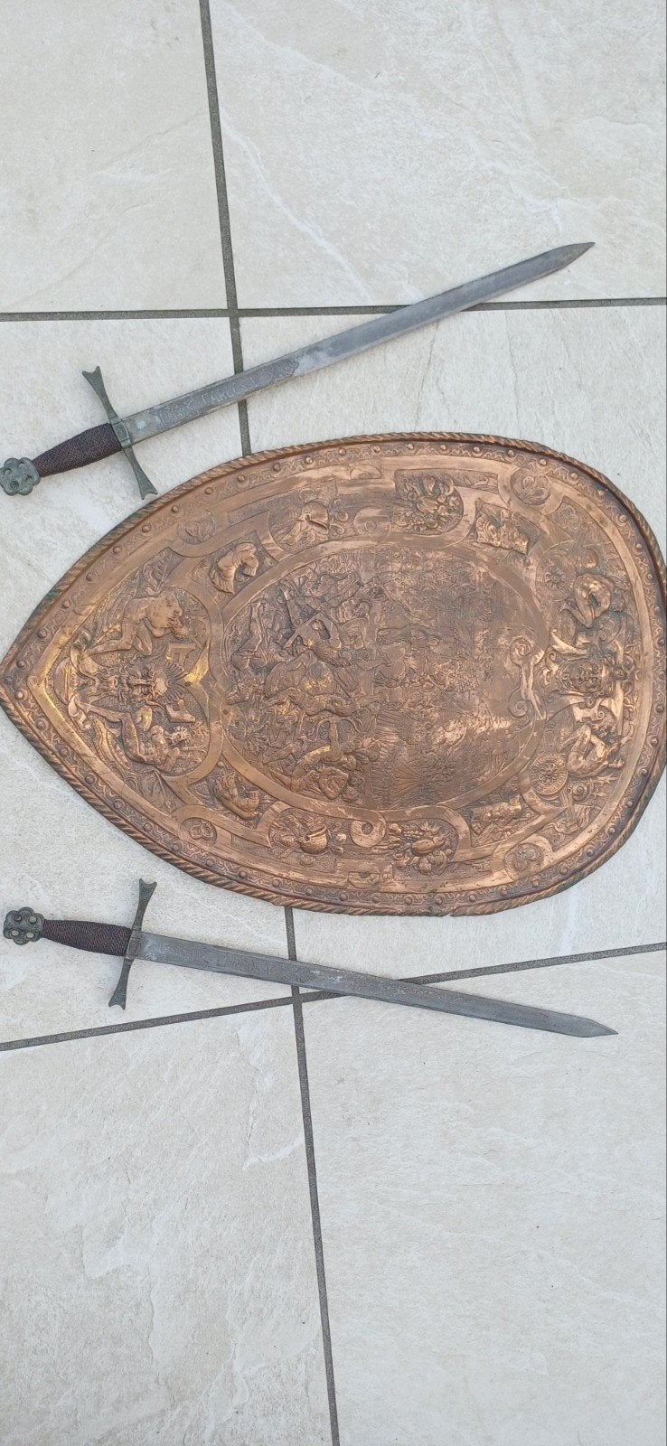 Decoratieve zwaarden en schild - Middeleeuwse stijl, Ophalen, Gebruikt