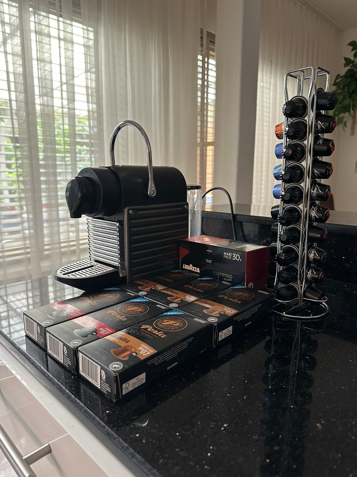 Nespresso Krups koffiezetapparaat  + 110 capsules + houder, Ophalen, Espresso apparaat, Zo goed als nieuw, 1 kopje