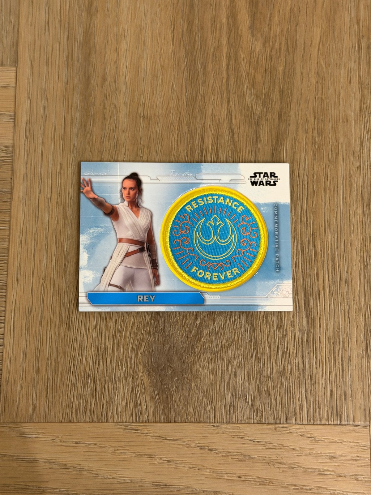 Star Wars Rey Resistance Patch Card Topps The Rise of Skywal, Ophalen of Verzenden, Zo goed als nieuw, Boek of Poster
