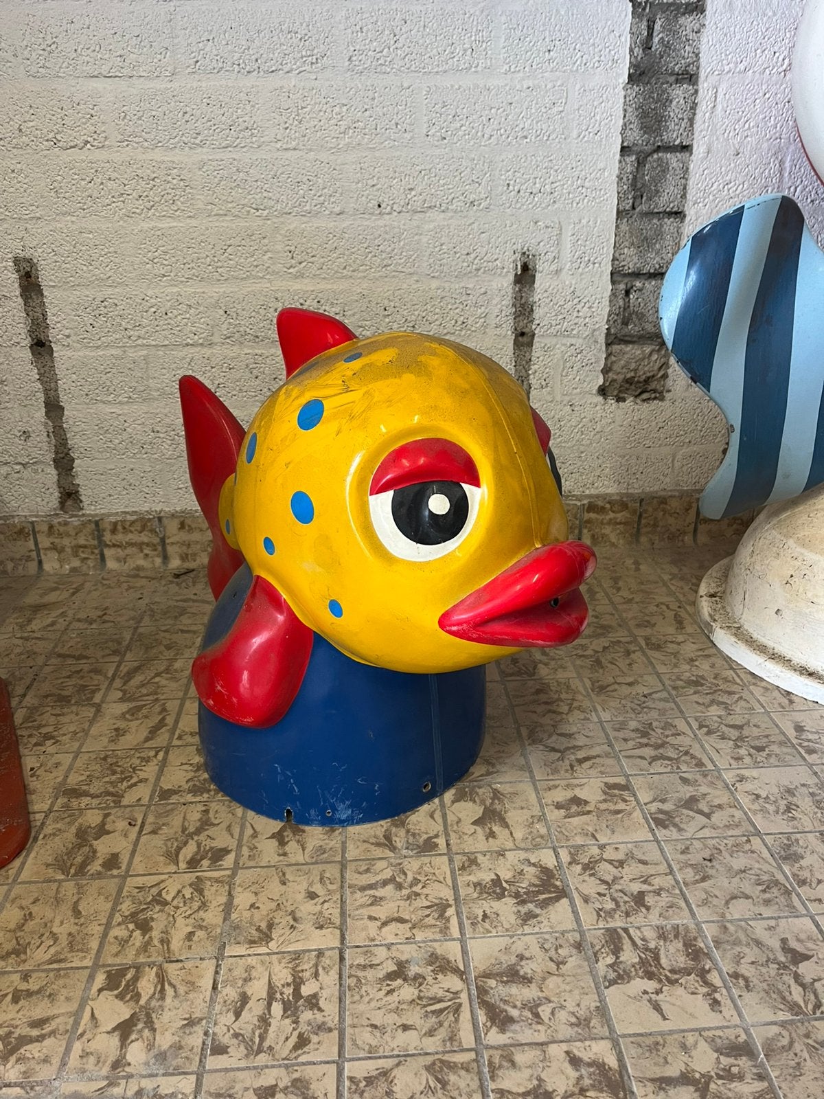 Waterspuitende vrolijkgekleurde vis, Ophalen, Zo goed als nieuw