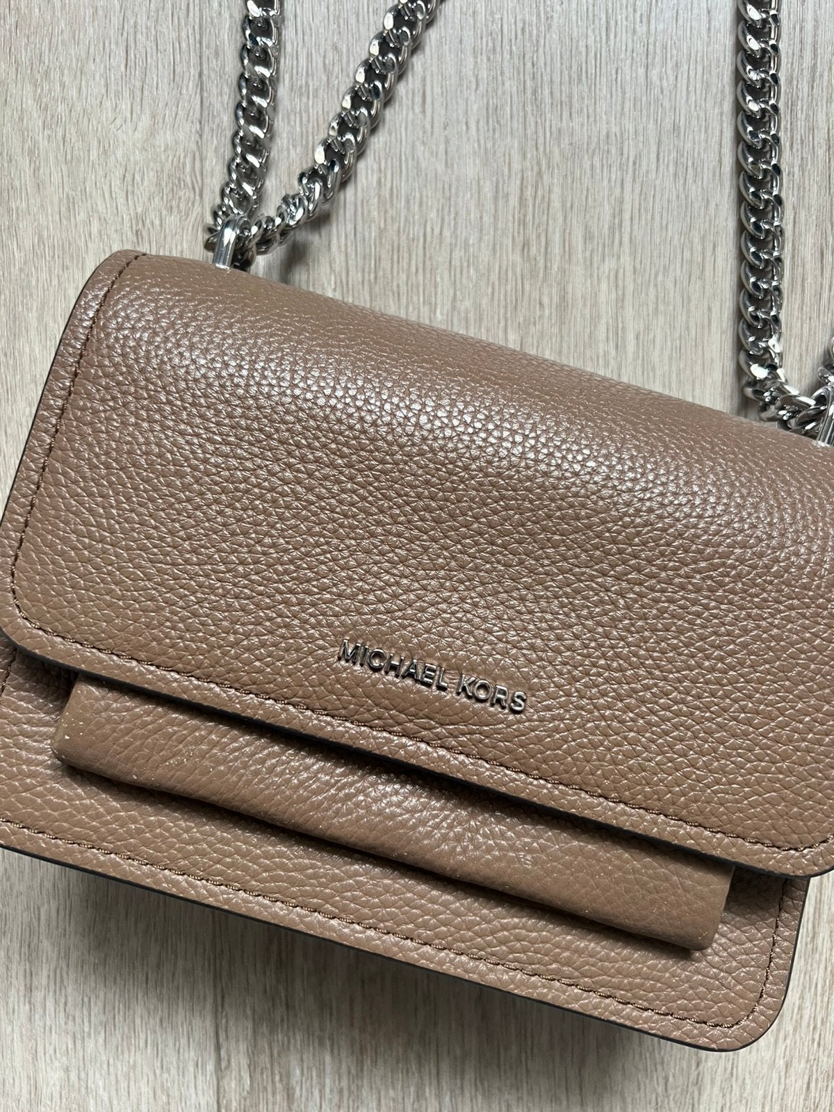Michael Kors tas Claire Small Crossbody Driftwood, Sieraden, Tassen en Uiterlijk, Tassen | Damestassen, Ophalen, Zo goed als nieuw