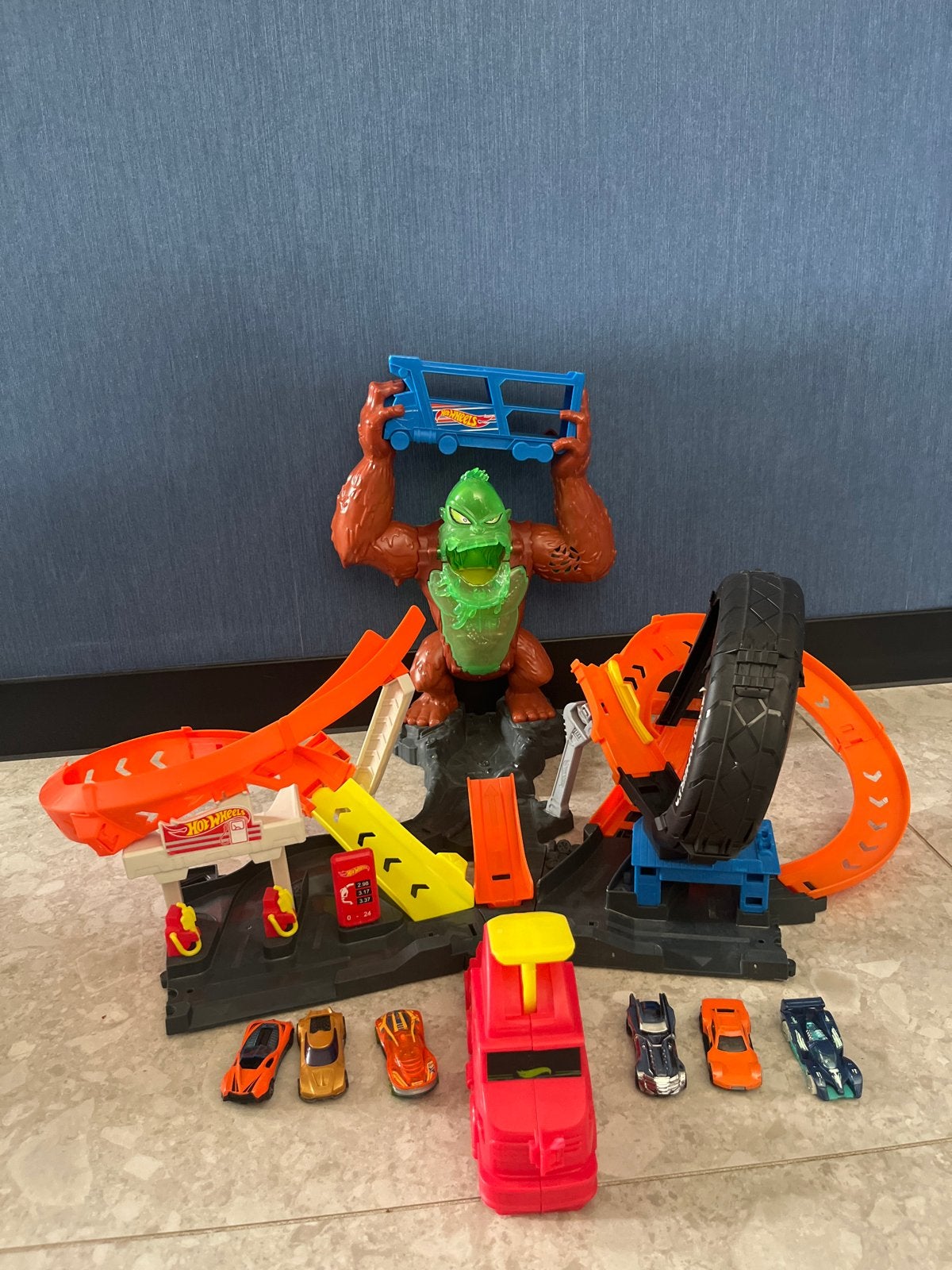 Hot Wheels Gorilla Garage speelset met 7 auto's, Ophalen of Verzenden, Zo goed als nieuw
