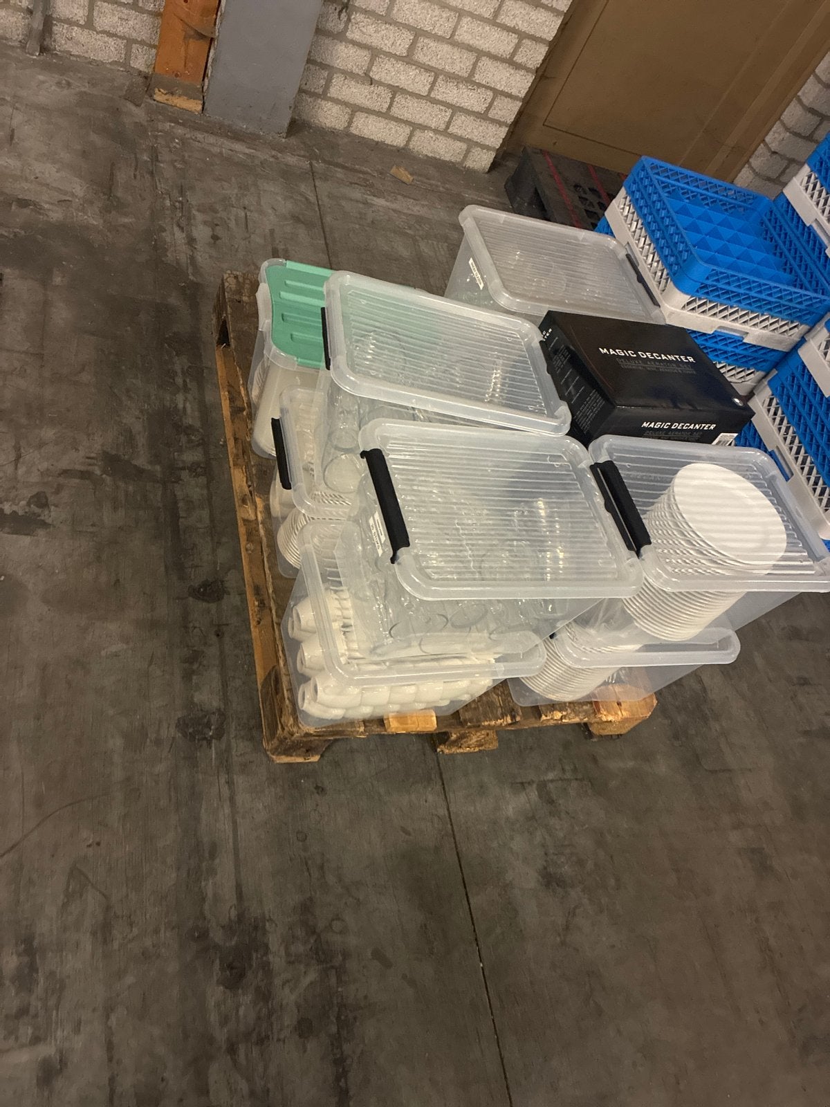 Grote partij serviesgoed, glazen en decanteerders, Ophalen of Verzenden, Gebruikt, Porselein, Compleet servies