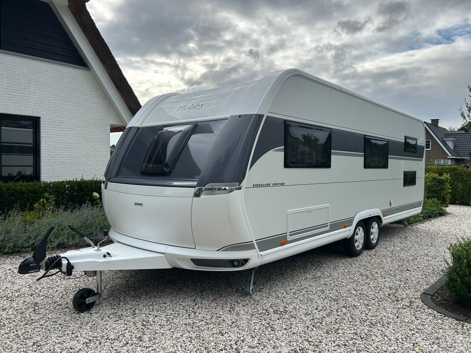 Nieuwe Hobby 650 KMFE Excellent Edition 2027, Nieuw!!, Rondzit, Hobby, 7 tot 8 meter, Particulier