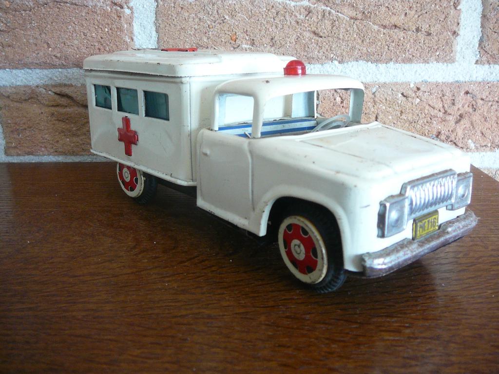 Blikken speelgoed auto.  Ambulance.  Made in China., Antiek en Kunst, Ophalen of Verzenden